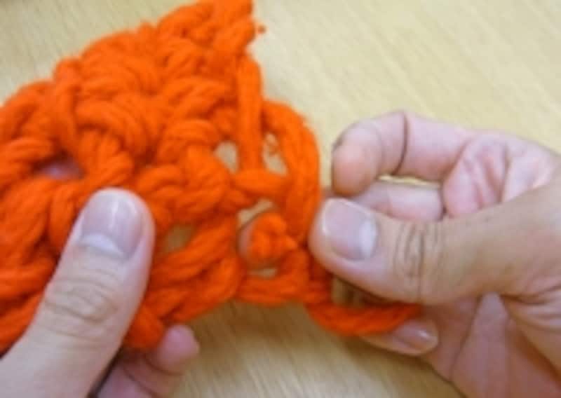 指編み 簡単　それぞれの目に通していく