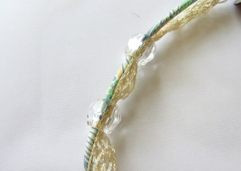 それぞれのビーズを通す