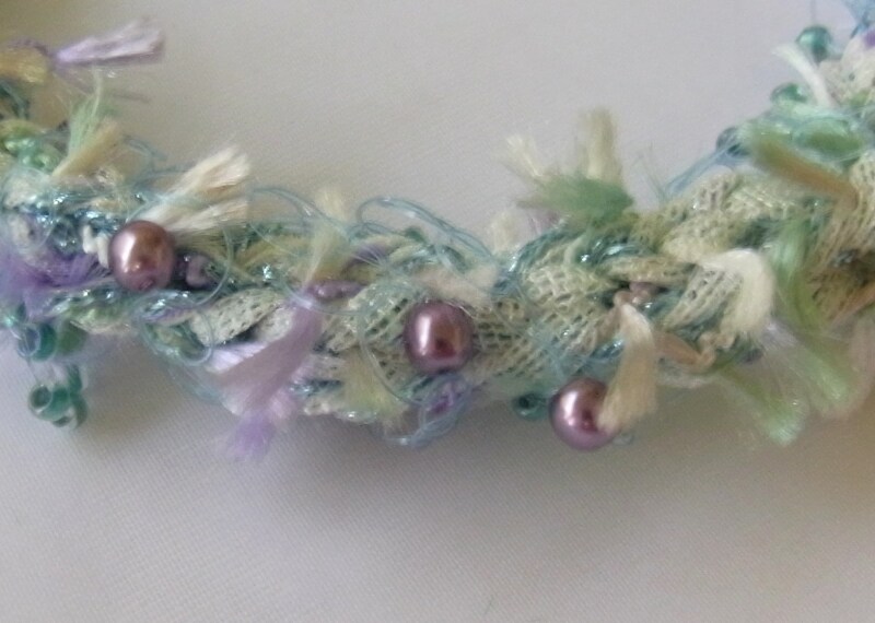 ビーズを入れながらテグスを鎖編み