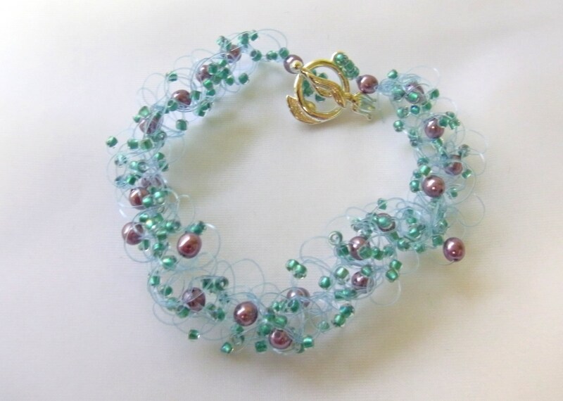 テグスにビーズを通して編む