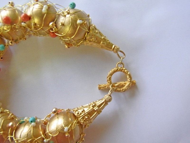 キャップを通し、仕上げる