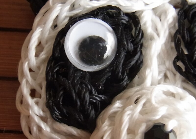 黒の編み糸で目をつける