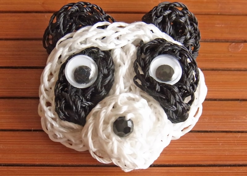 各パーツとなる糸を編む