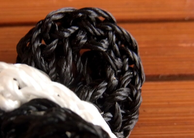 白と黒のそれぞれの編地をつくる