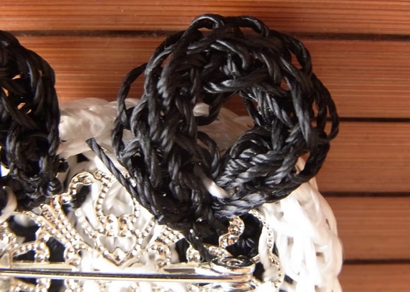 耳は裏から糸を出して固定する