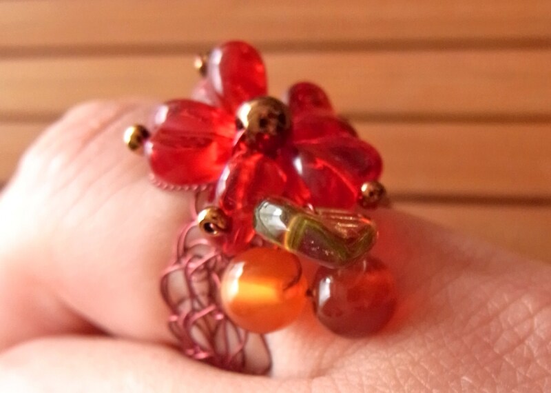 花のパーツをリングに留める