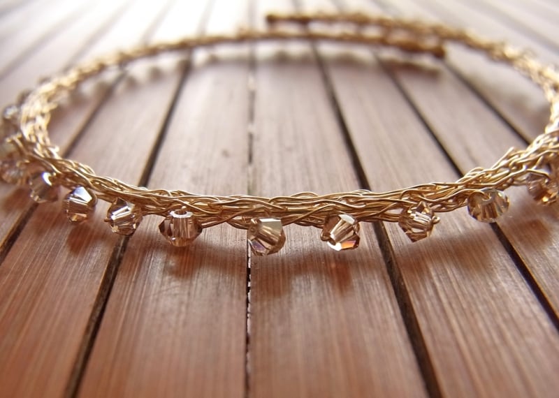 毎段、同じところにビーズを入れて編む