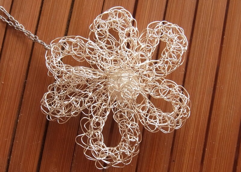 6枚の花びらに形をつくる