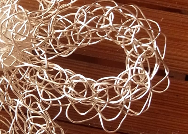 30cmになるまでワイヤーを編む