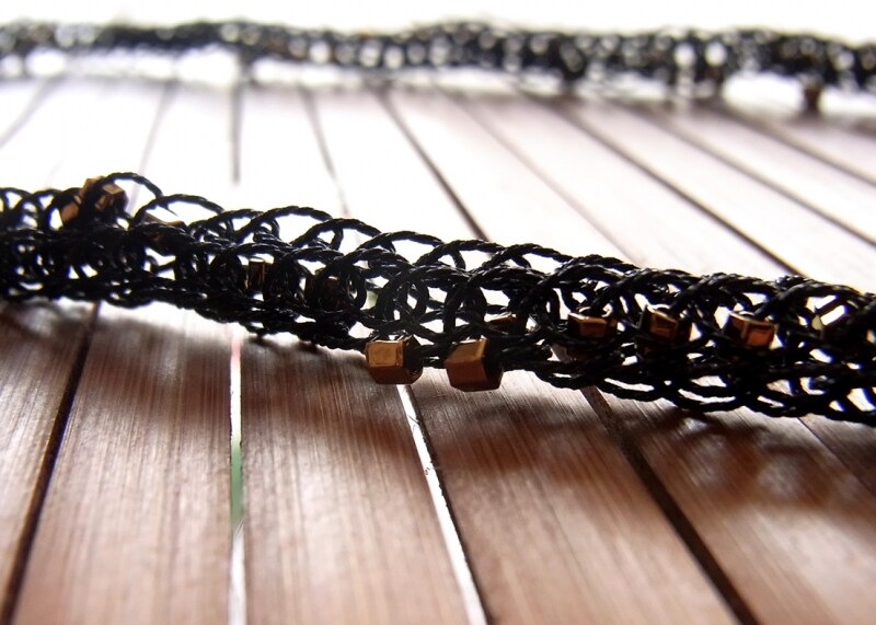 アクセントになるビーズを入れながら編む