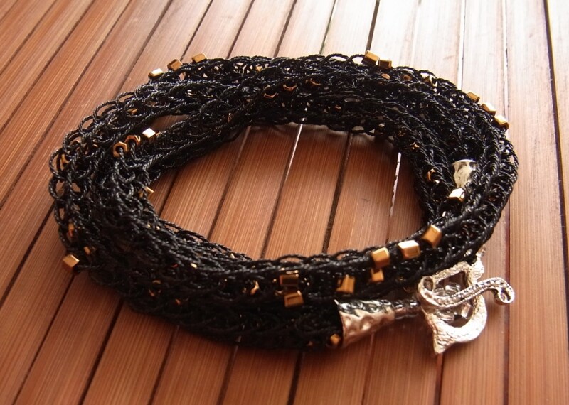 ３回巻きつけるとブレスレットに