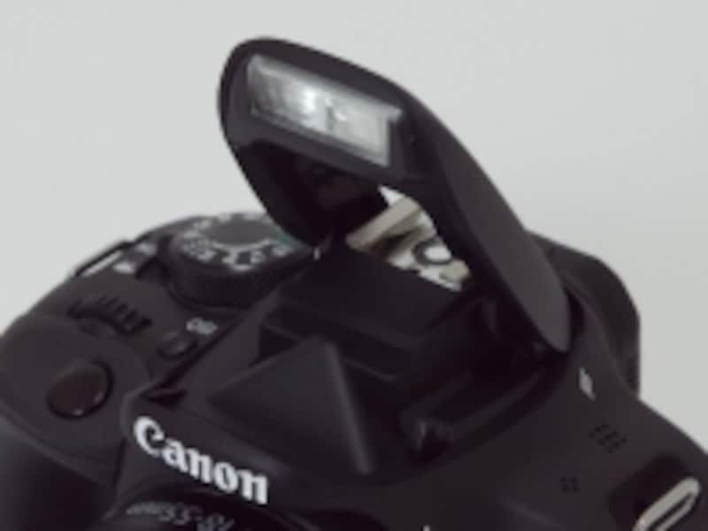 内蔵ストロボはガイドナンバー約9.4。かなり高めにポップアップするので、フード装着時や望遠ズーム使用時でも影が出にくい