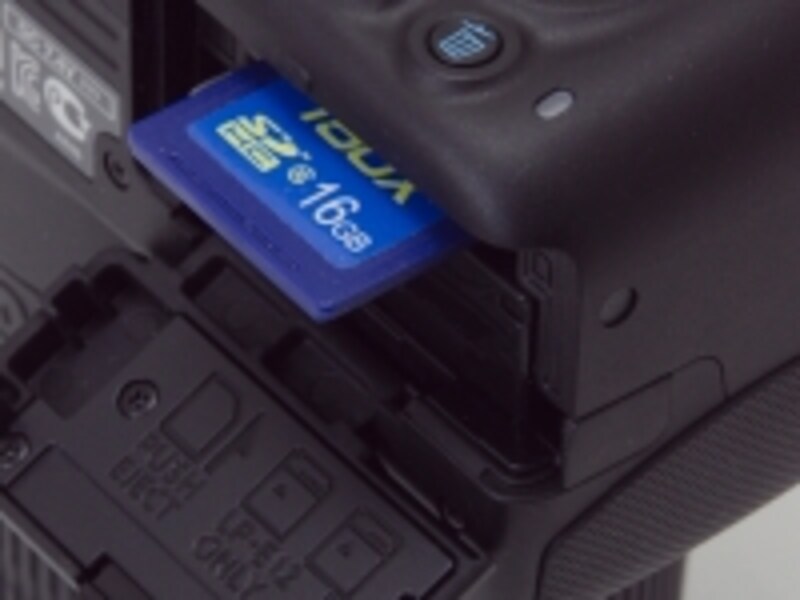 記録メディアはSDカードを採用。64GB以上のSDXCカードと、高速なUHS-I規格にも対応