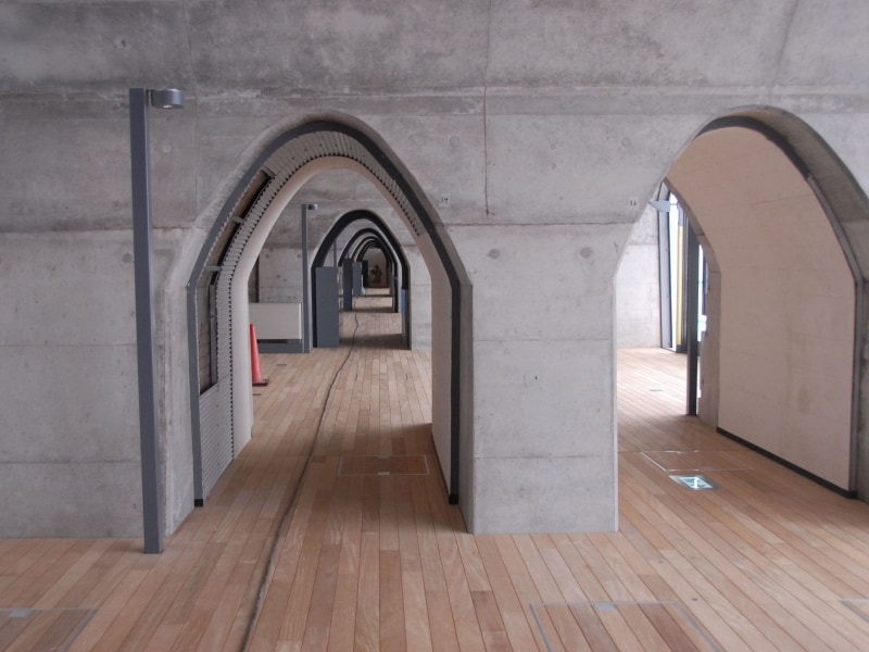 アーチが続く高架下