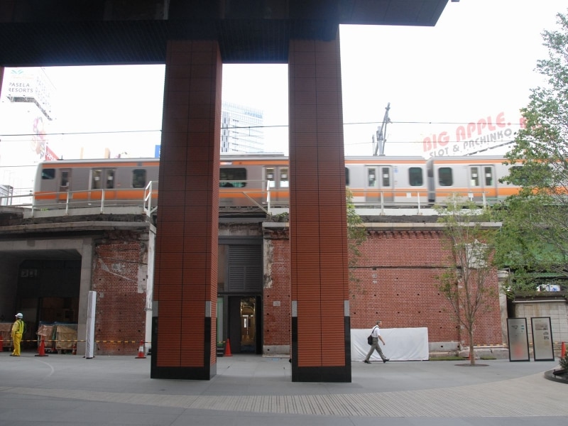 旧万世橋駅付近を通過する中央線