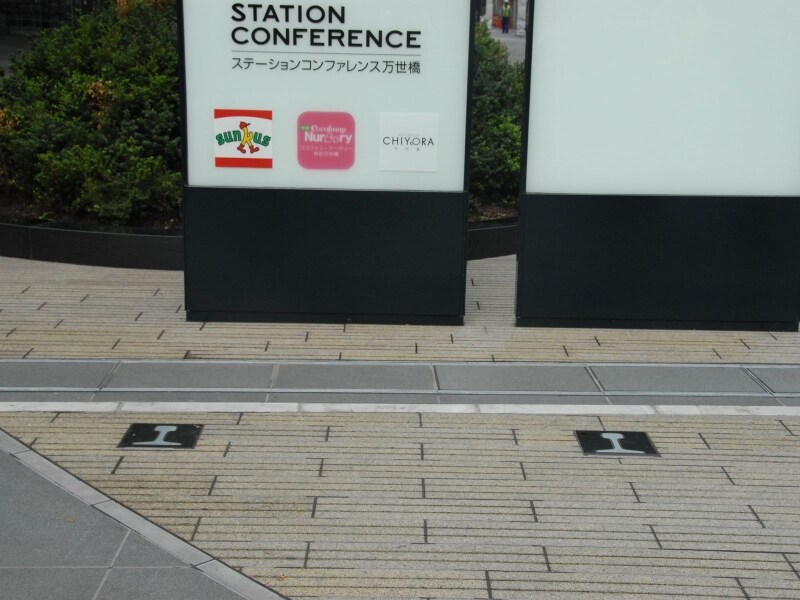 線路跡が記された交通博物館入口跡地