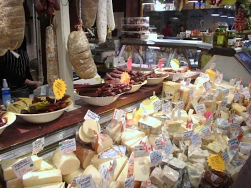 パブリックマーケット内の店頭に並ぶ、数多くのチーズ
