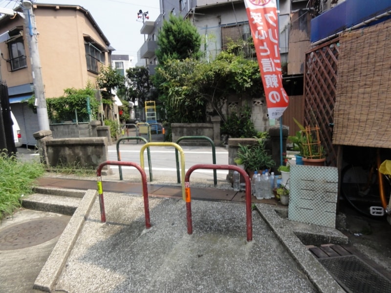 橋の跡には「昭和七年」「柳橋」などがかろうじてわかる。