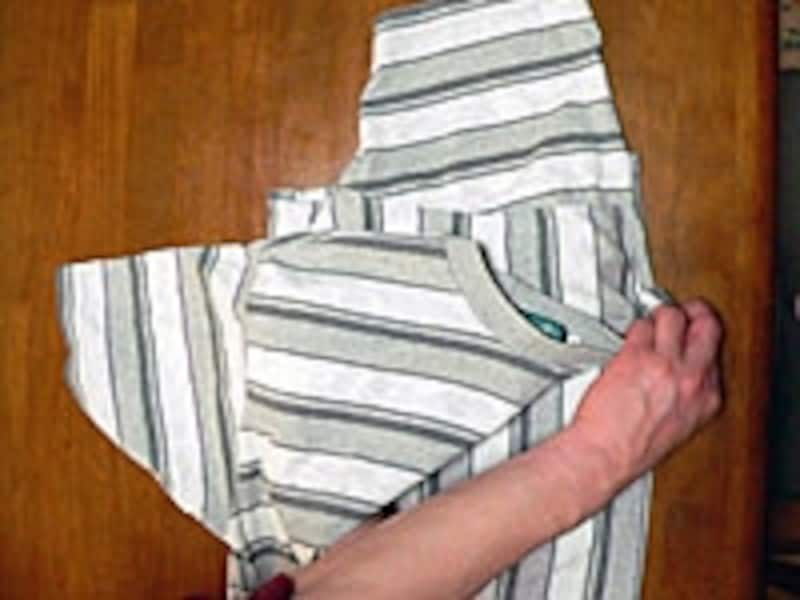 Tシャツのショップ風のたたみ方・手順3。左右の腕が交差した形になる