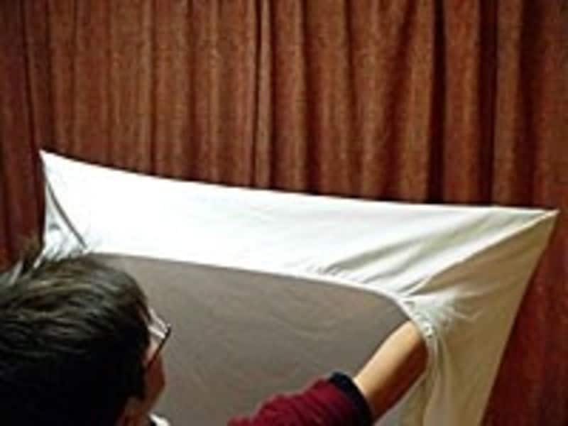 ボックスシーツのたたみ方手順1：両隅を手でピンとのばす