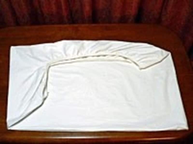 ボックスシーツのたたみ方手順7：布団の表に出る部分にシワがつかないことを第一に考えながらたたむ