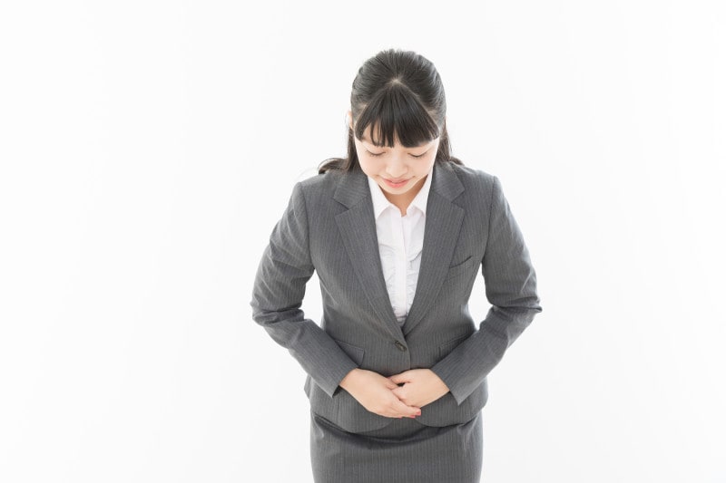 女性はお辞儀のときに手を前に重ねる