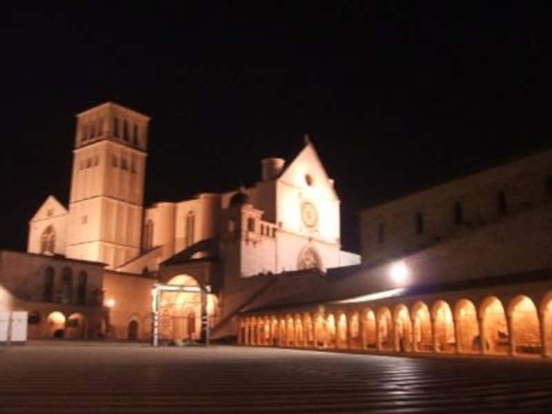 夜のライトアップも美しいサン・フランチェスコ聖堂