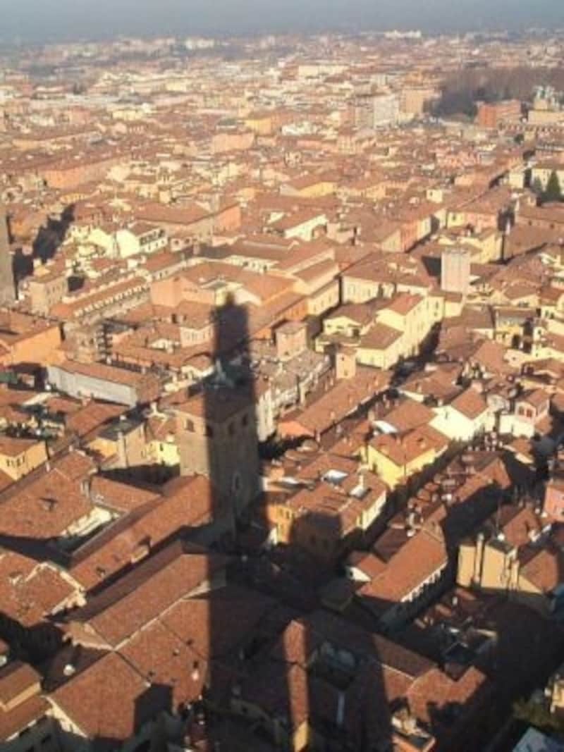 ボローニャの名所「斜塔」の上からの眺め。赤い甍の波に二つの塔が影を落とす