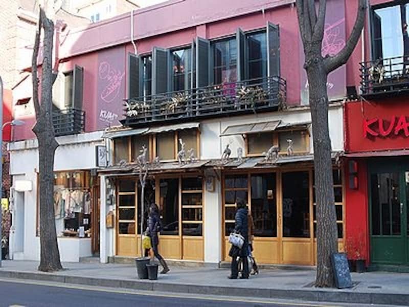 若手アーティストのお店がいっぱい。常に話題の中心のエリアです