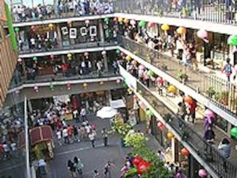 らせん状にぐるぐると回っていけば、全てのお店がくまなく見れる「サムジキル」
