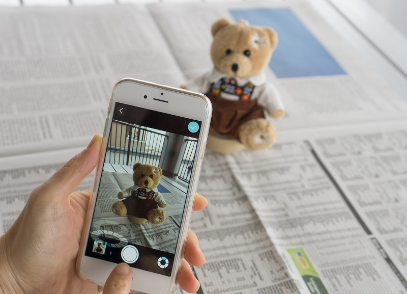 新聞紙の上に3Dモデル化したいものを置いてカメラを構えて撮ります。