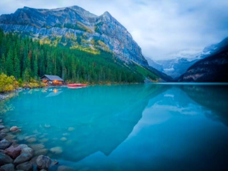 早朝と日没前後は波が穏やかで、鏡のような湖面が見られることも (C) Banff Lake Louise Tourism