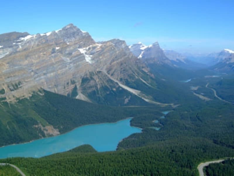 湖畔から眺める湖が多い中、ペイトーレイクは展望台から見下ろすため、湖の向こうの雄大な谷の風景も見えるのがプラス (C) Travel Alberta