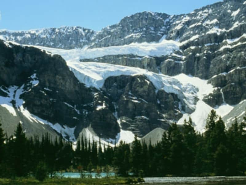 Vサインを横にしたような形が印象的なクロウフット氷河 (C) Travel Alberta