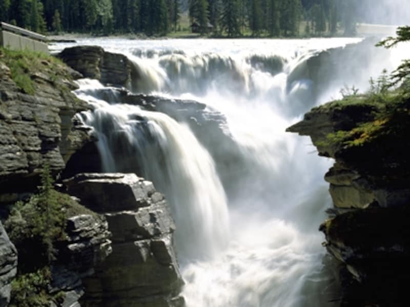 氷河の溶け水が大量に流れ出す夏は、水量が多く、大迫力! (C) Travel Alberta