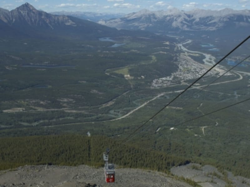 背後に見える町がジャスパー。前述の通り、町の形はアルファベットの"J" (C) Travel Alberta