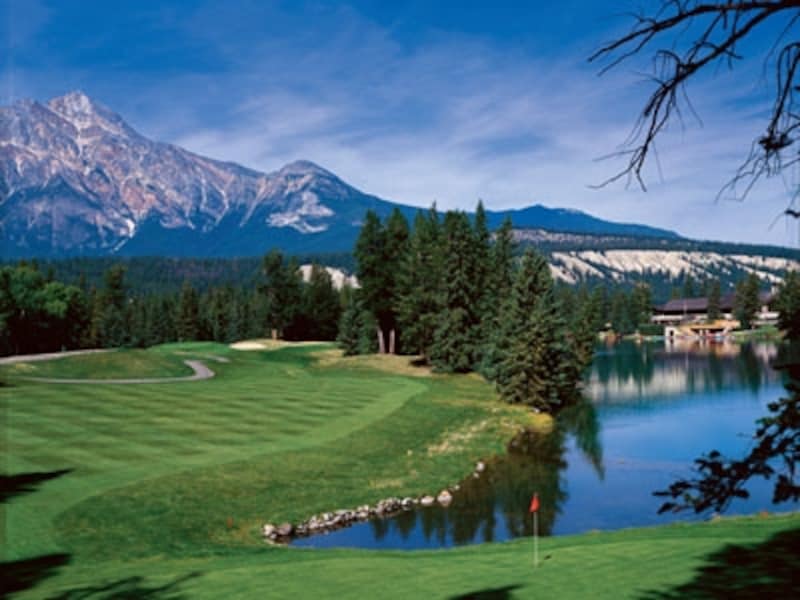 プレーしてみたいゴルフコースとして、カナダでは必ず名前の挙がるジャスパーパークロッジのコース (C) Fairmont Hotels and Resorts