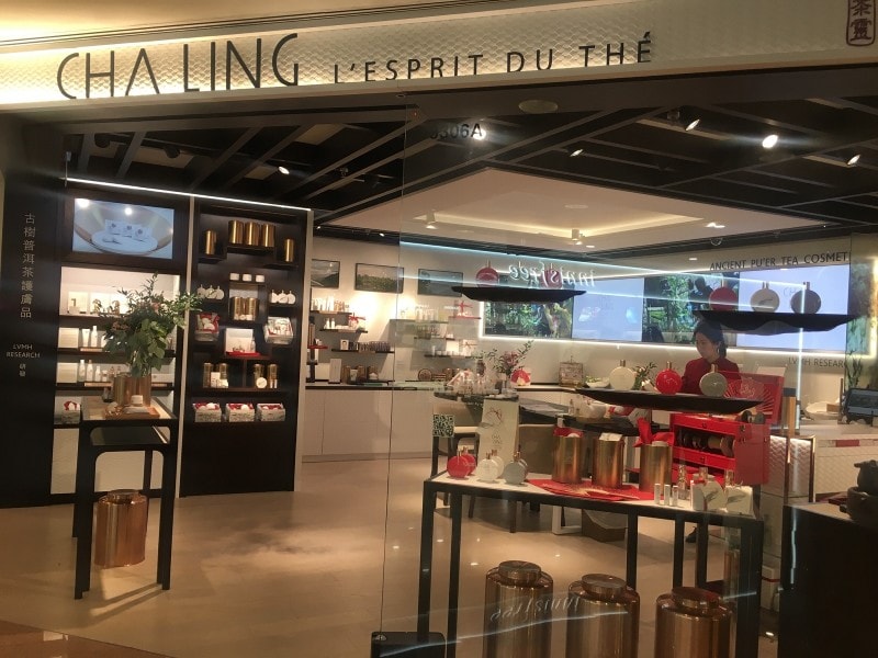 スタッフが丁寧に各商品の説明をしてくれる