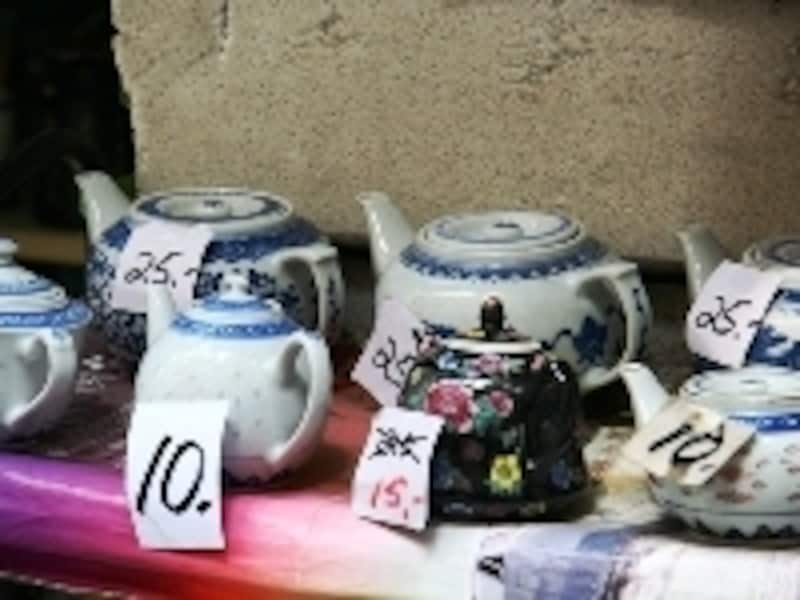 白い四角いお皿などシンプルかつモダンなものもある