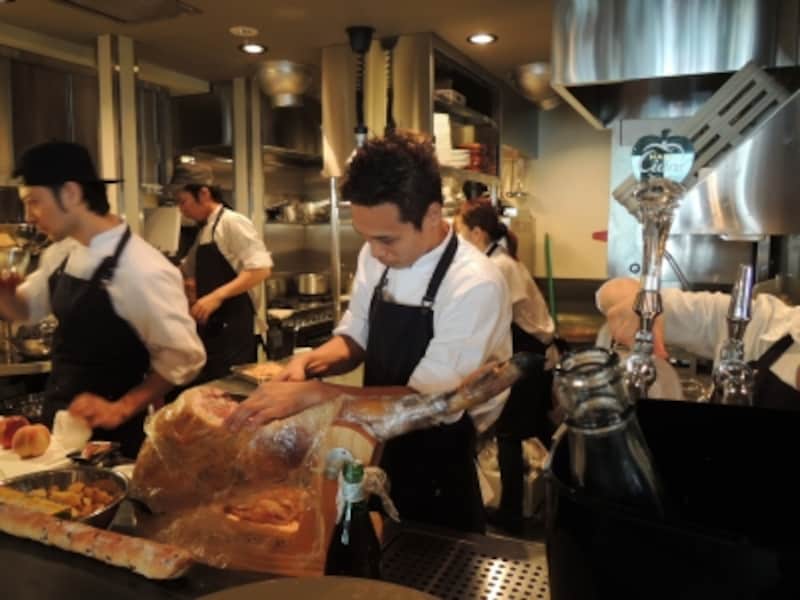 切りたての生ハムが味わえる