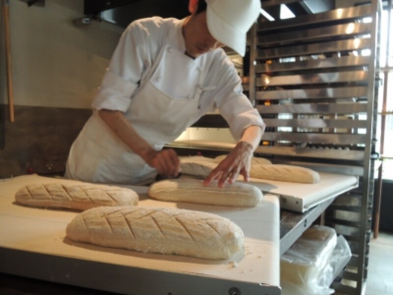 窯入れ前の仕上げ。クープを入れているところ