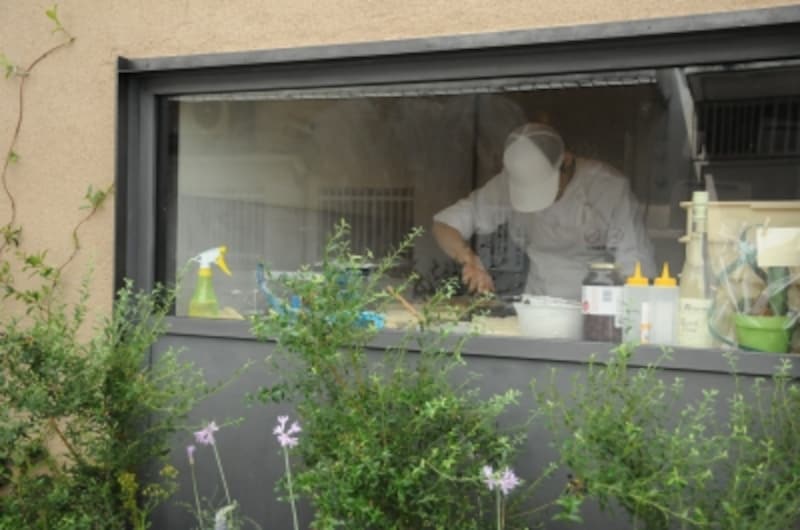 外からもパンの厨房が見える