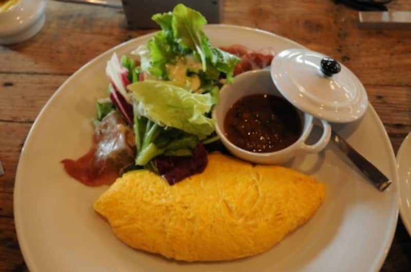 オムレツとサラダ