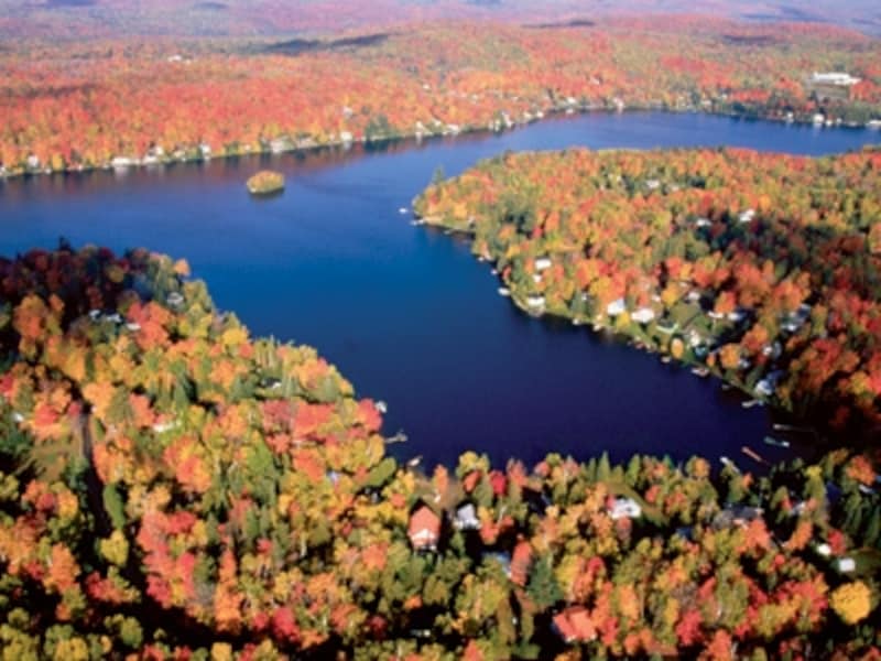 メープルの森と湖の青さが美しい、ローレンシャン高原（写真はイメージ） (C) Tourism Quebec