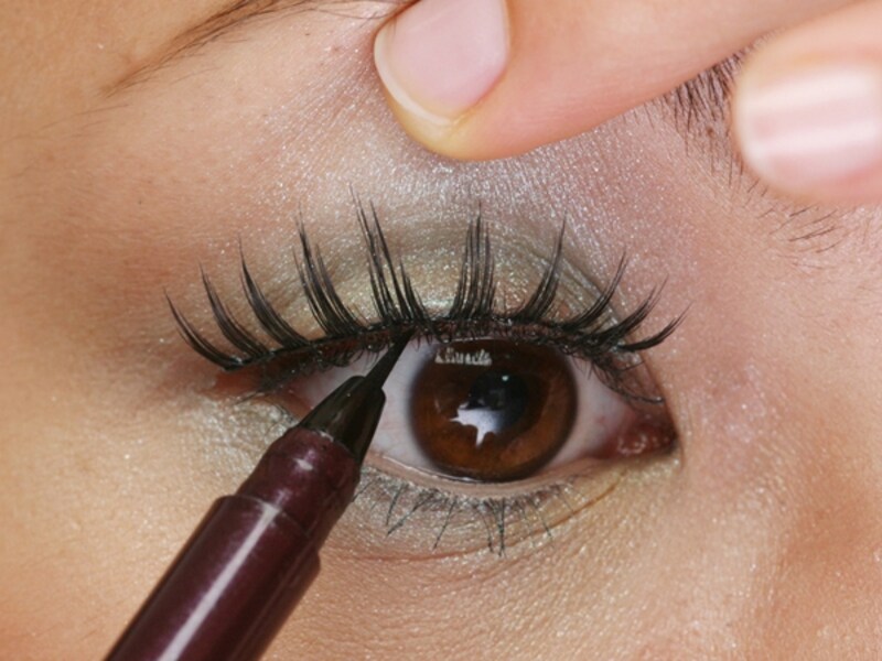 極細のアイライナーを使うと描きやすい