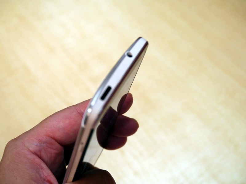 前面に傾斜した上面には、電源キーとヘッドフォン端子を備える