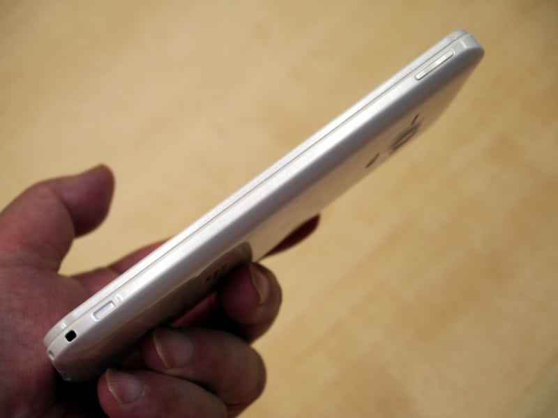 上部コーナー付近の音量ボタンを備えるAQUOS PHONE SERIE SHL22