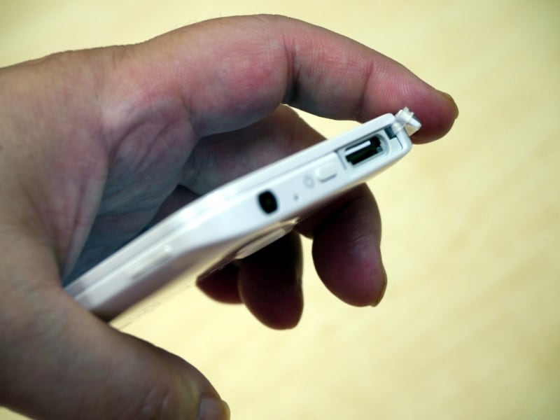 SIMスロット、電源ボタン、ヘッドフォン端子を備える上面