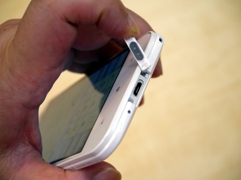 底面にmicroUSB端子を備える