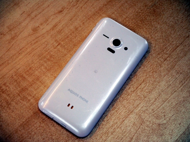 背面と側面の質感が違うのが少し残念なAQUOS PHONE SERIE SHL22